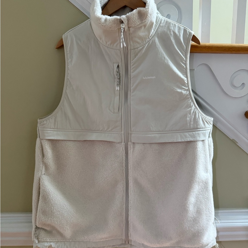 Lululemon Cinch-Hem Fleece
Vest in color Bone - Picture 4 of 7